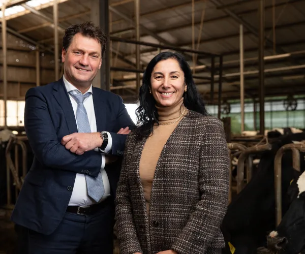 Op de foto hierboven: Albert de Groot, CEO Vreugdenhil Dairy Foods en Nikki Adamo, CEO Nestlé Nederland